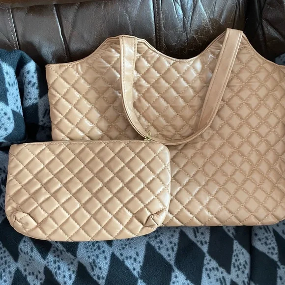Saint Laurent Icare Beige Quilted Tote - Picture 2 of 7